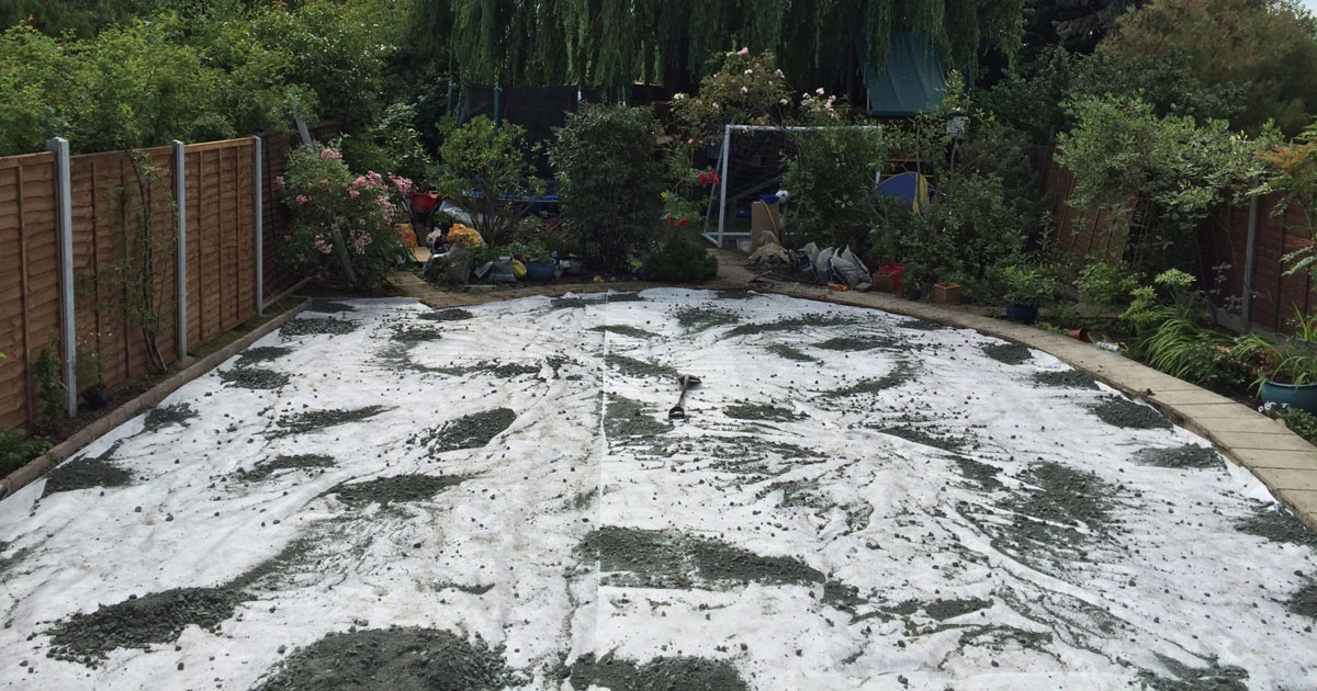 Edge installation for artificial grass